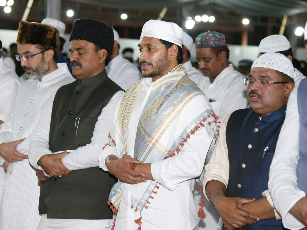 CM YS Jagan Attends Iftar Party at Vijayawada Photo Gallery - Sakshi12