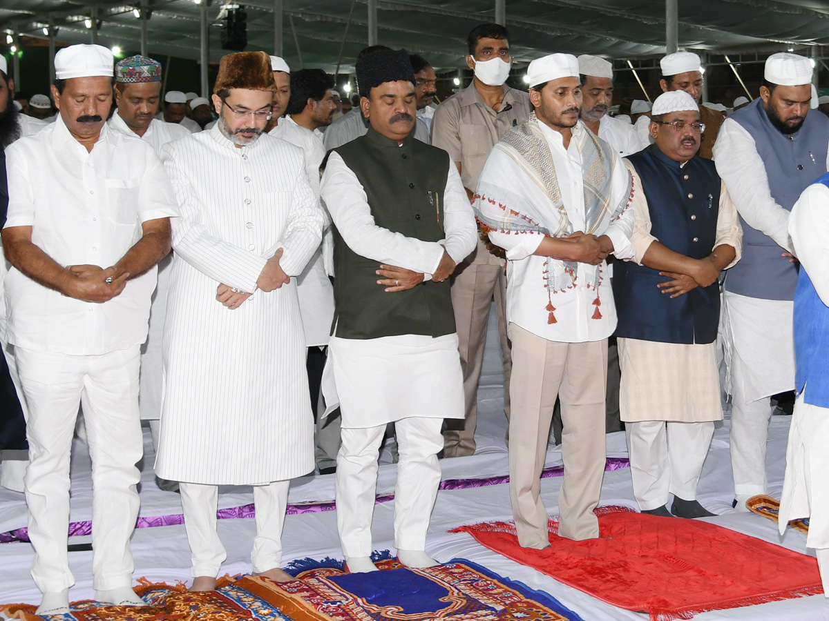 CM YS Jagan Attends Iftar Party at Vijayawada Photo Gallery - Sakshi15