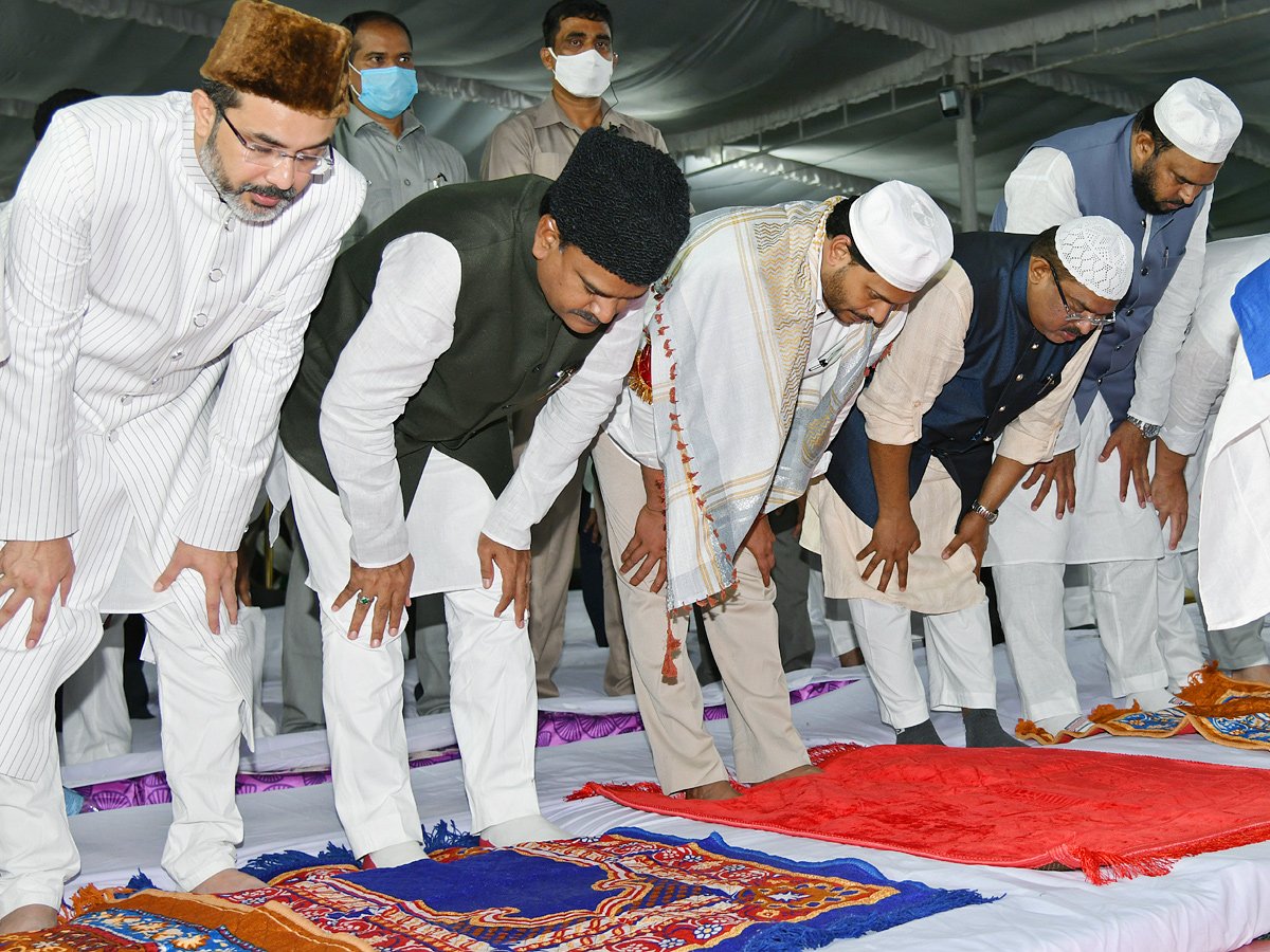 CM YS Jagan Attends Iftar Party at Vijayawada Photo Gallery - Sakshi17