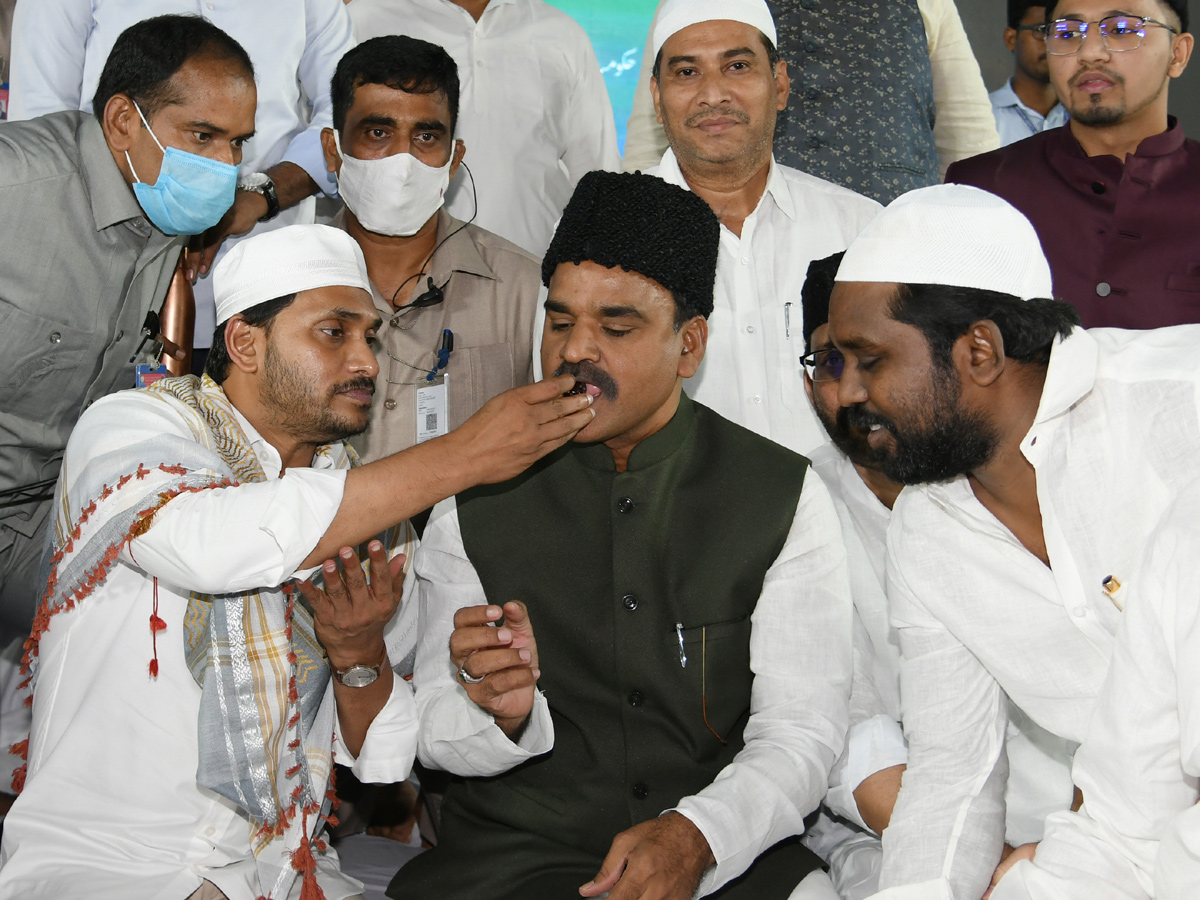 CM YS Jagan Attends Iftar Party at Vijayawada Photo Gallery - Sakshi20