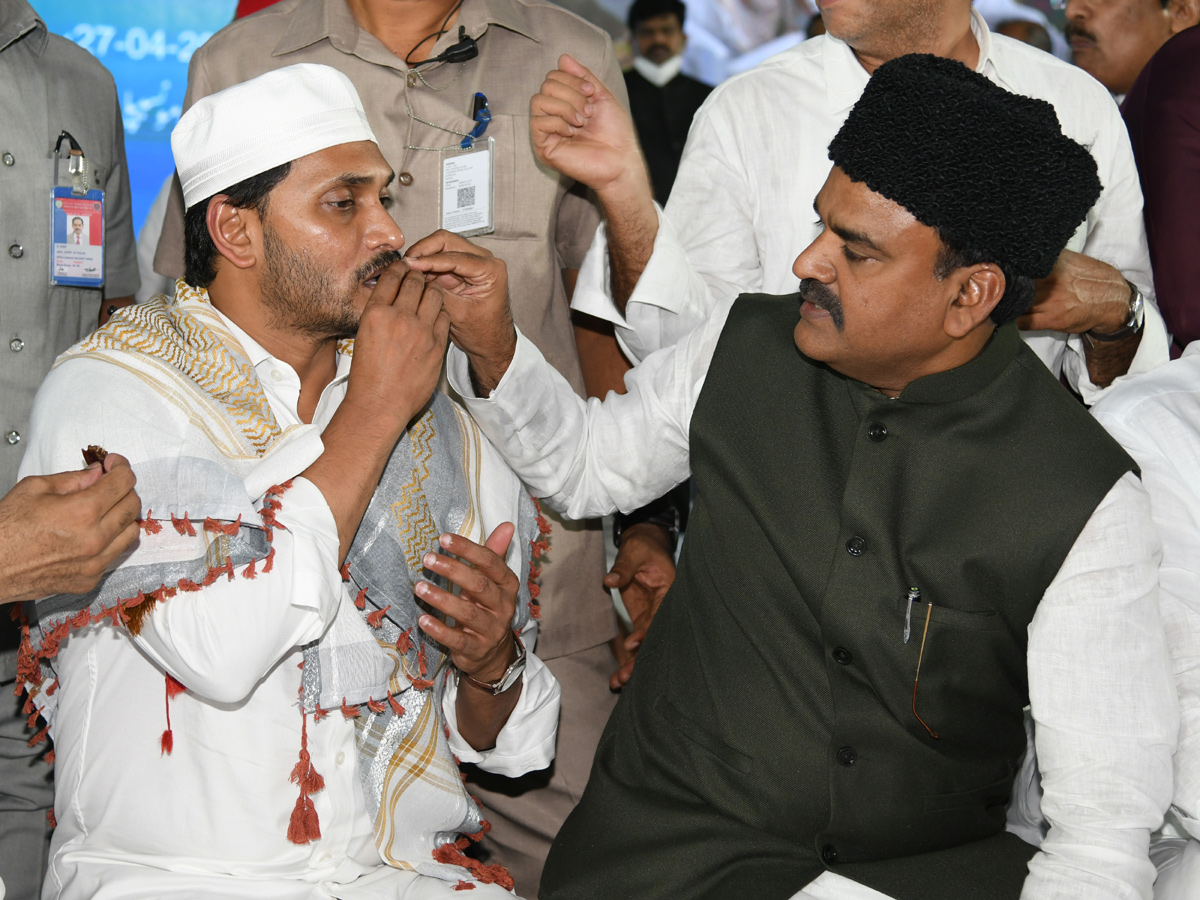 CM YS Jagan Attends Iftar Party at Vijayawada Photo Gallery - Sakshi21