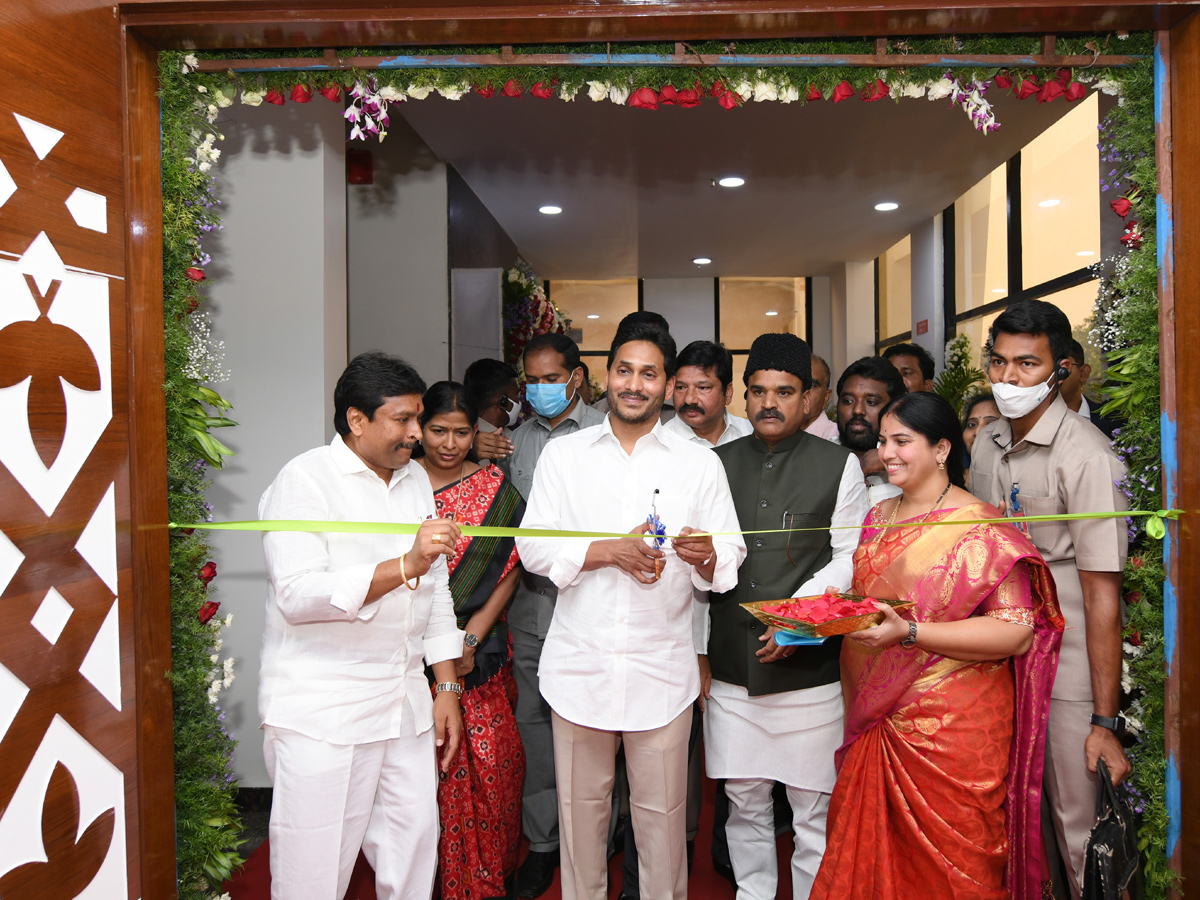 CM YS Jagan Attends Iftar Party at Vijayawada Photo Gallery - Sakshi25