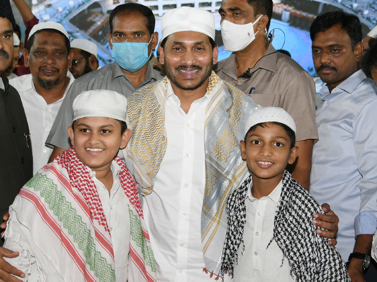 CM YS Jagan Attends Iftar Party at Vijayawada Photo Gallery - Sakshi4