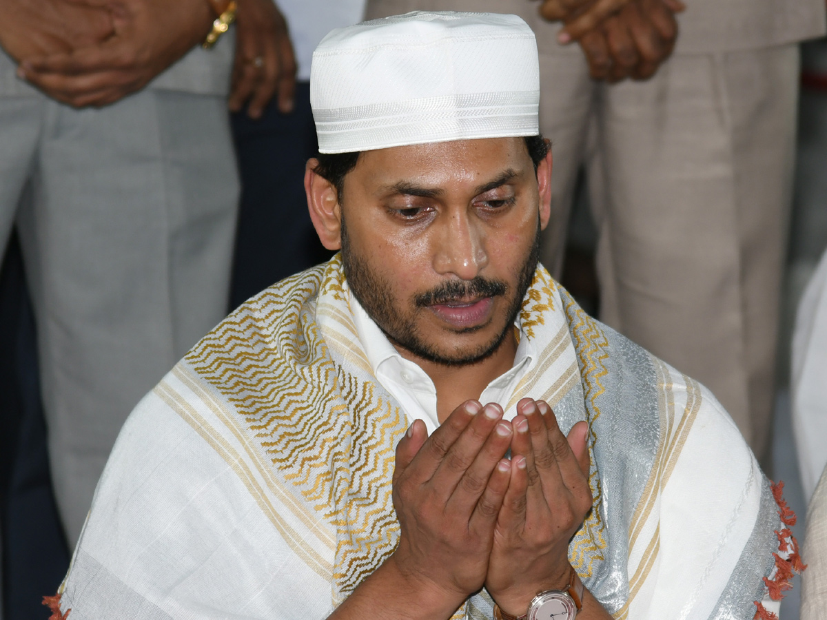 CM YS Jagan Attends Iftar Party at Vijayawada Photo Gallery - Sakshi6