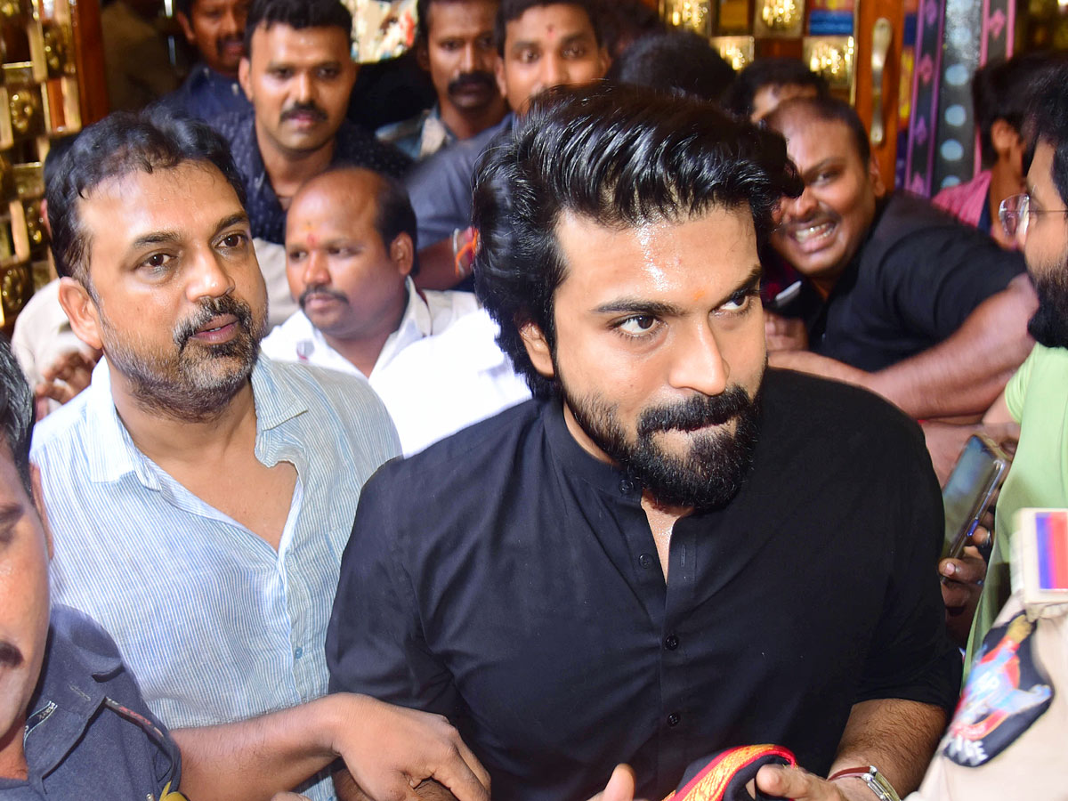 Ram Charan Visit Durga Temple Vijayawada Photos - Sakshi1