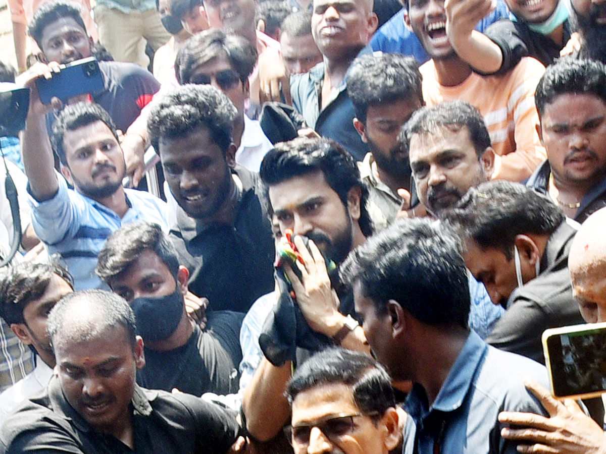 Ram Charan Visit Durga Temple Vijayawada Photos - Sakshi2