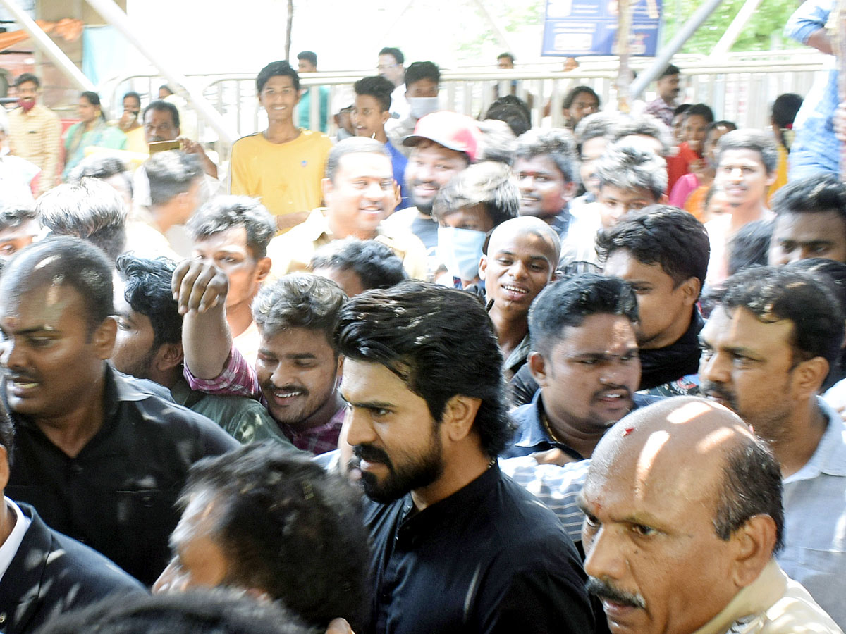 Ram Charan Visit Durga Temple Vijayawada Photos - Sakshi3