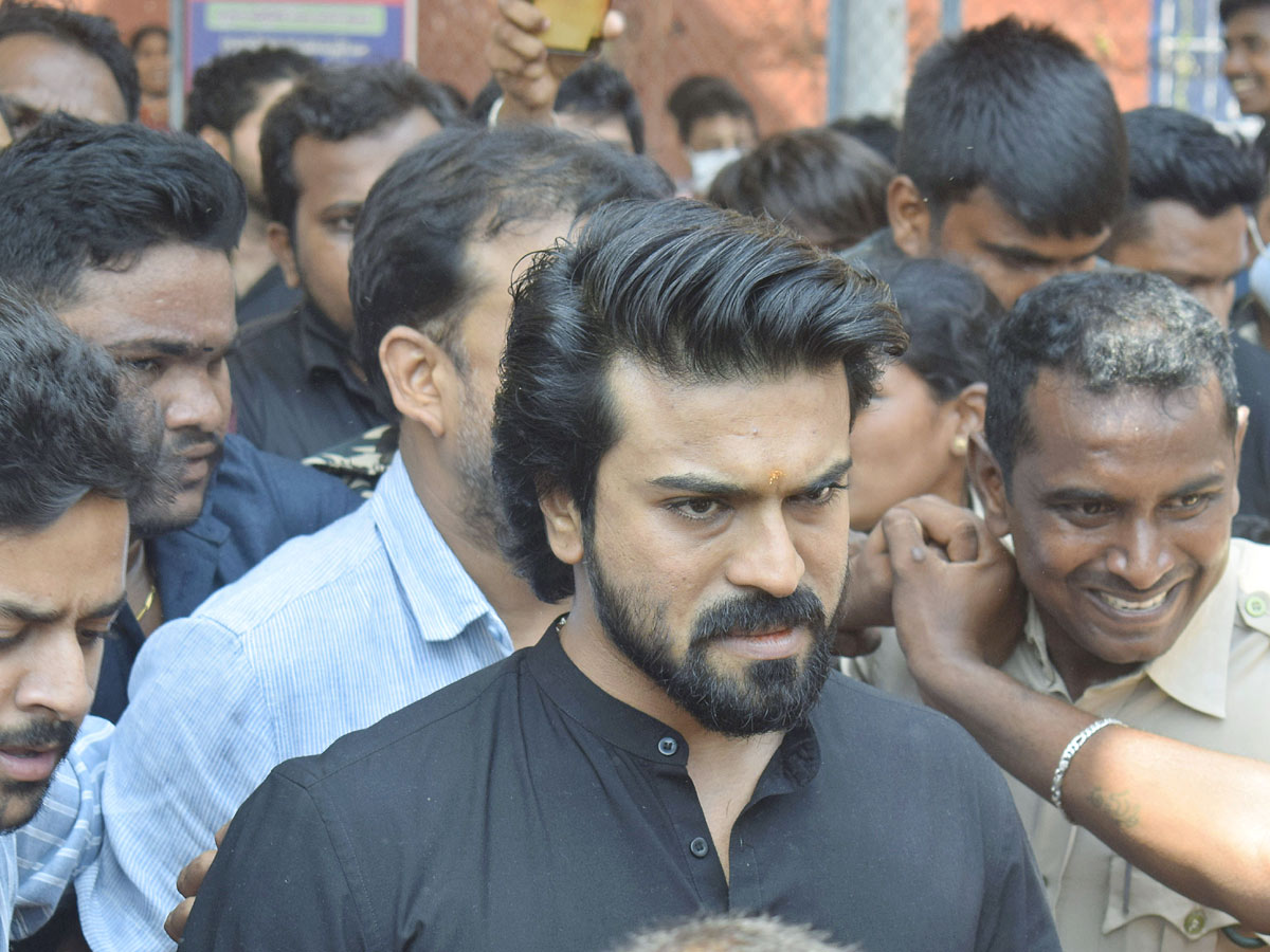 Ram Charan Visit Durga Temple Vijayawada Photos - Sakshi4