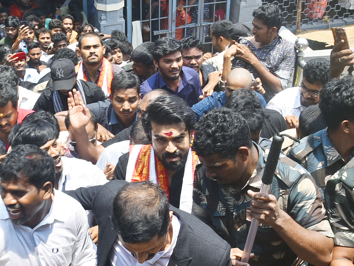 Ram Charan Visit Durga Temple Vijayawada Photos - Sakshi5