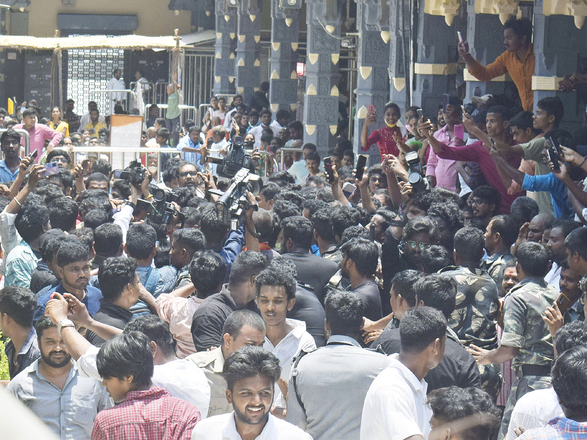 Ram Charan Visit Durga Temple Vijayawada Photos - Sakshi6