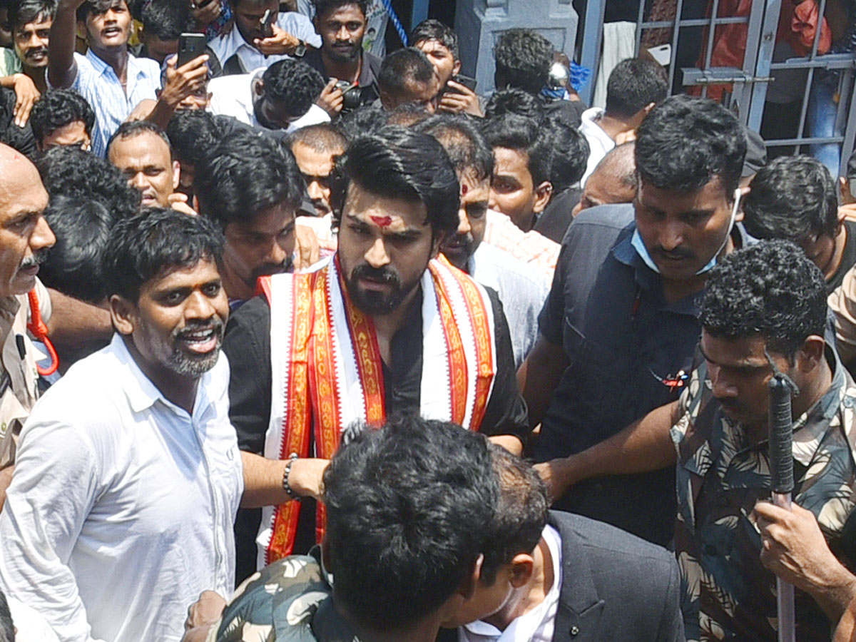 Ram Charan Visit Durga Temple Vijayawada Photos - Sakshi7