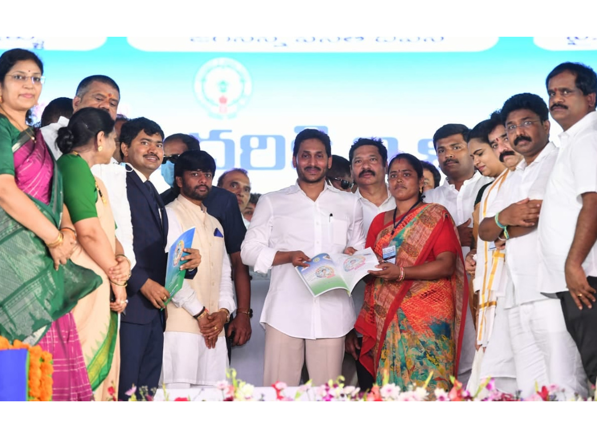 CM YS Jagan Distributing House Site Pattas and House Sanction Orders at Anakapalli Photo Gallery - Sakshi12