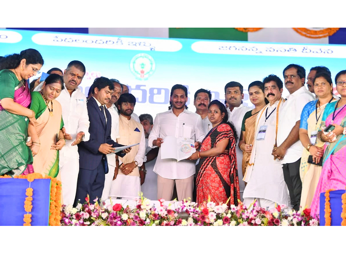 CM YS Jagan Distributing House Site Pattas and House Sanction Orders at Anakapalli Photo Gallery - Sakshi15