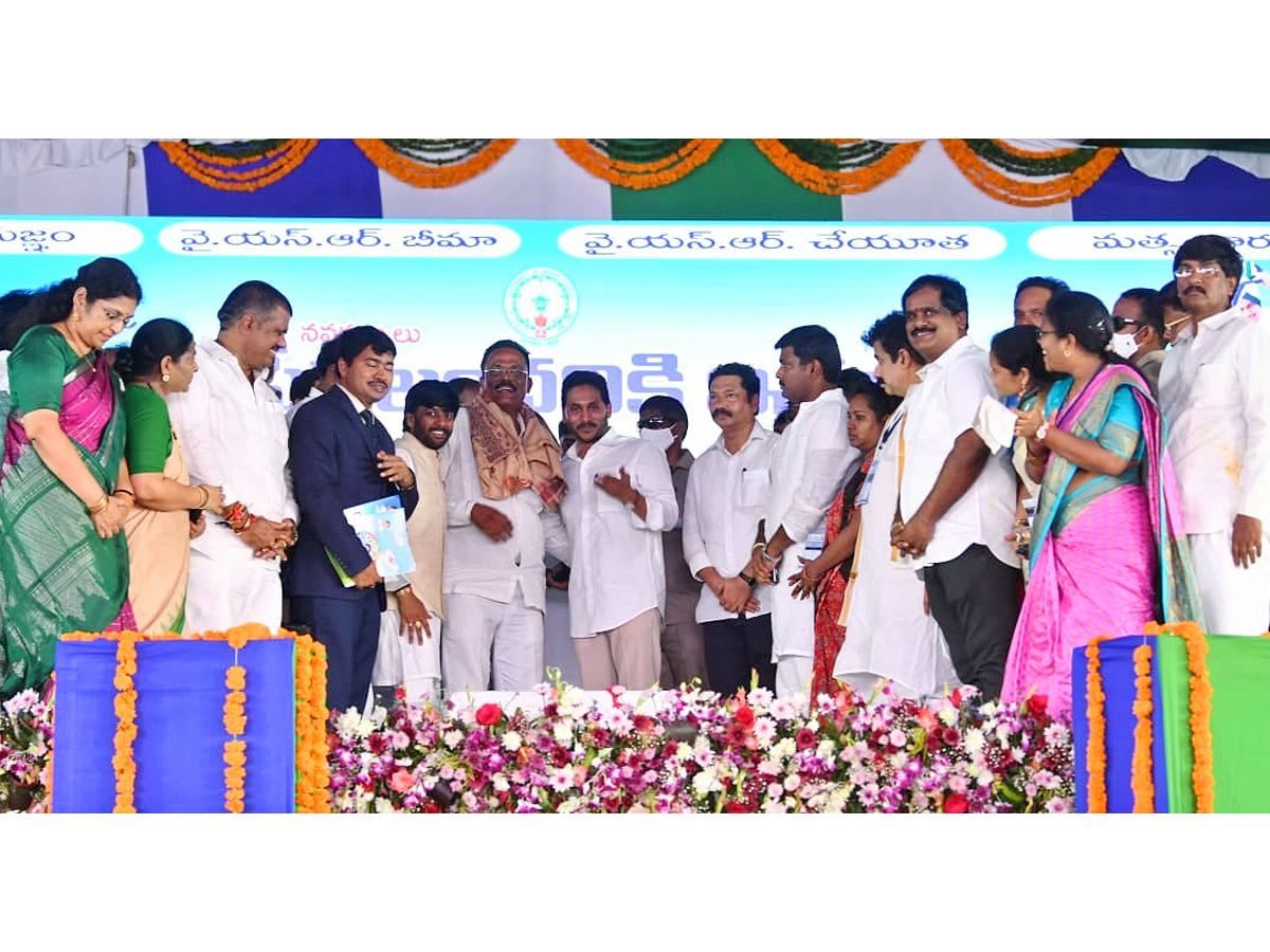 CM YS Jagan Distributing House Site Pattas and House Sanction Orders at Anakapalli Photo Gallery - Sakshi17