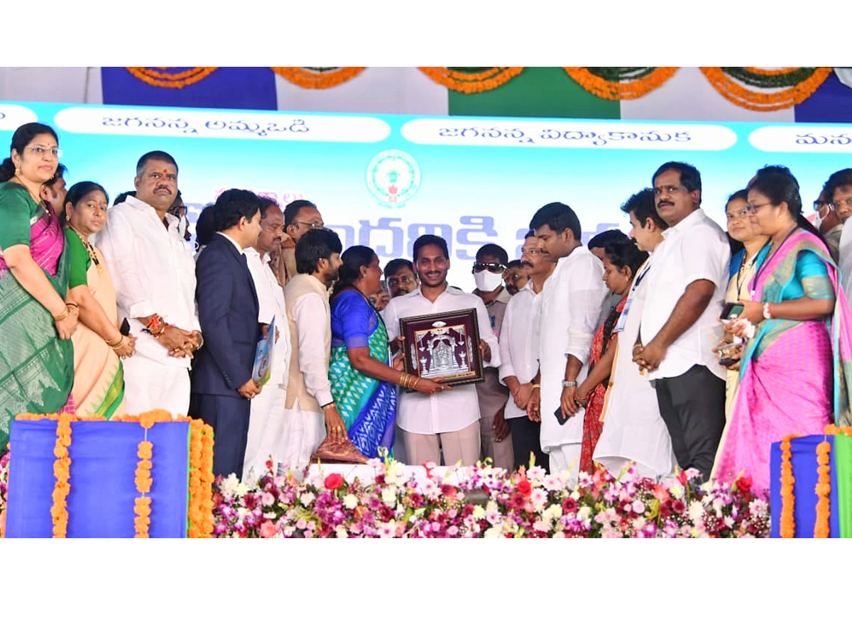 CM YS Jagan Distributing House Site Pattas and House Sanction Orders at Anakapalli Photo Gallery - Sakshi18