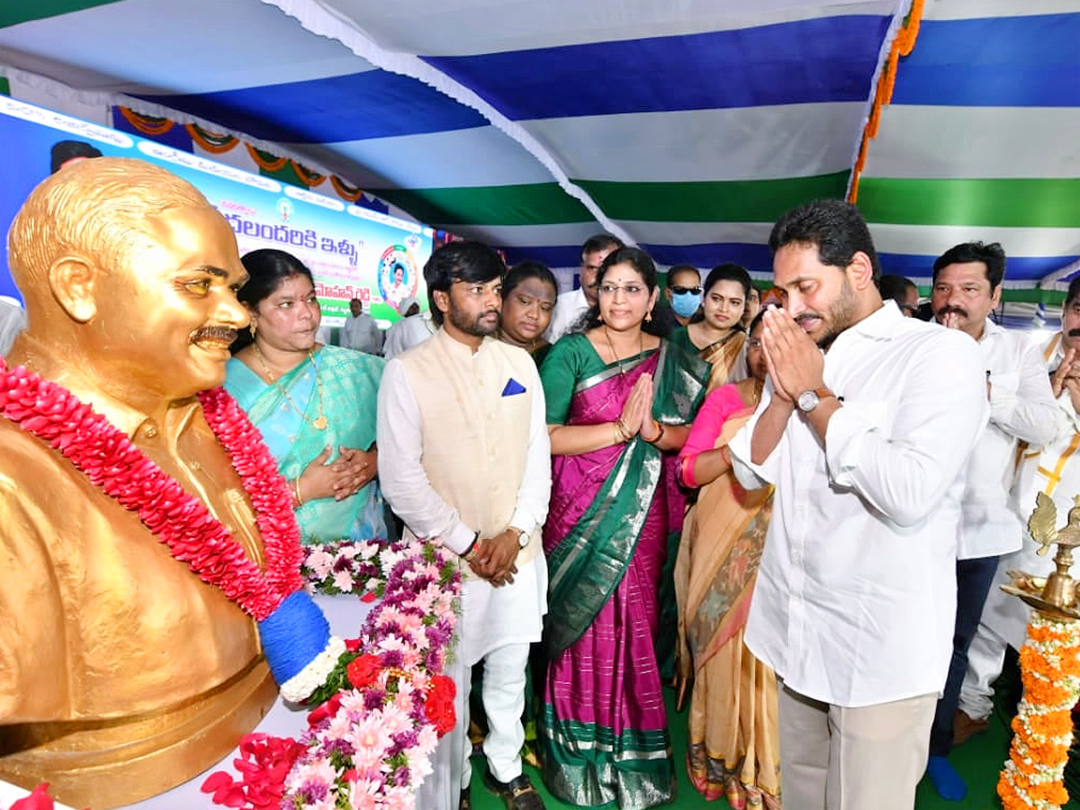 CM YS Jagan Distributing House Site Pattas and House Sanction Orders at Anakapalli Photo Gallery - Sakshi6