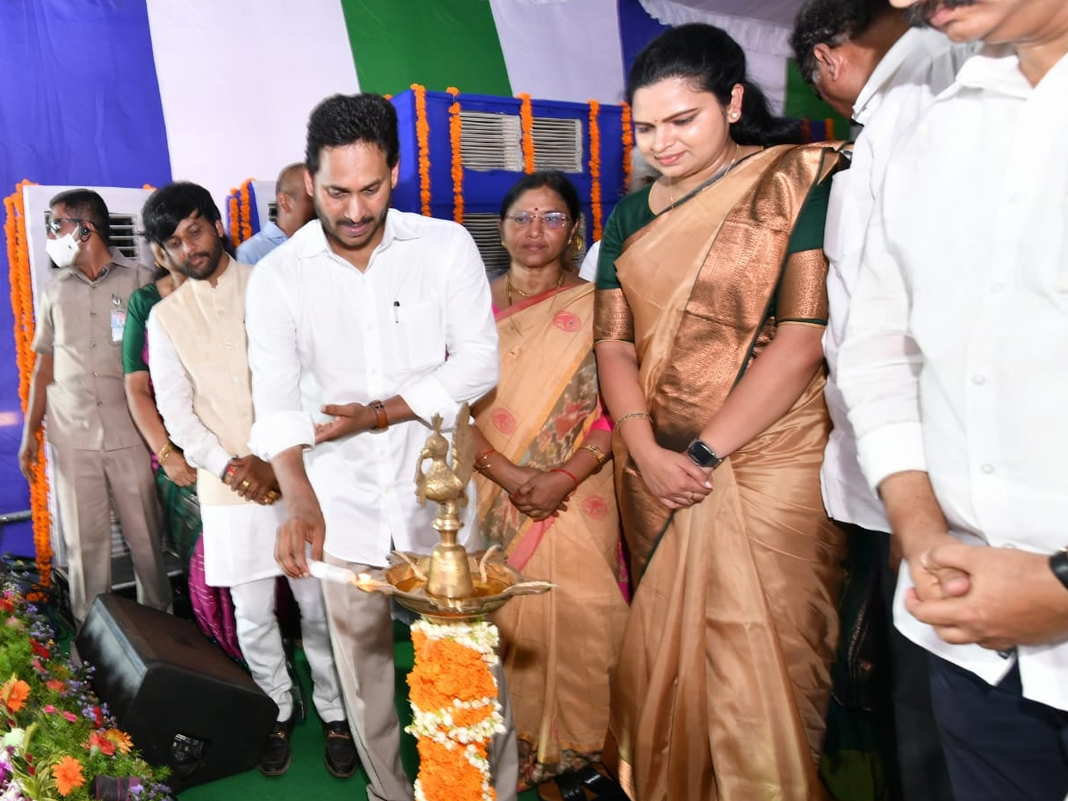 CM YS Jagan Distributing House Site Pattas and House Sanction Orders at Anakapalli Photo Gallery - Sakshi7