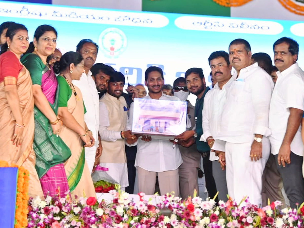 CM YS Jagan Distributing House Site Pattas and House Sanction Orders at Anakapalli Photo Gallery - Sakshi1