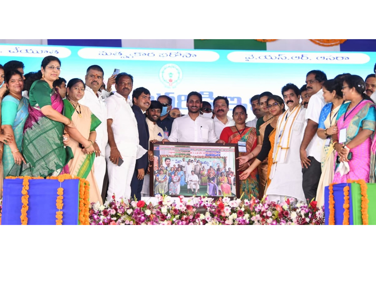 CM YS Jagan Distributing House Site Pattas and House Sanction Orders at Anakapalli Photo Gallery - Sakshi9