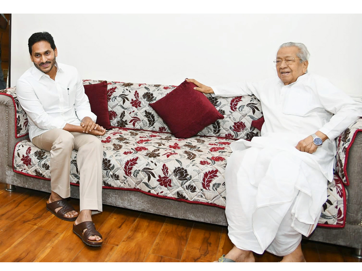 CM YS Jagan Meets Governor Biswabhusan Harichandan At Rajbhavan Photo Gallery - Sakshi2