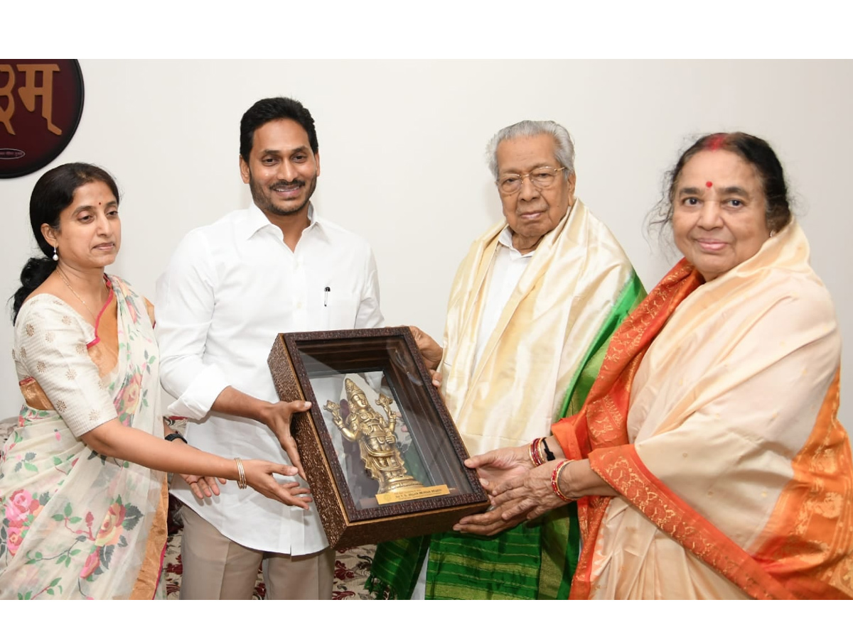 CM YS Jagan Meets Governor Biswabhusan Harichandan At Rajbhavan Photo Gallery - Sakshi3