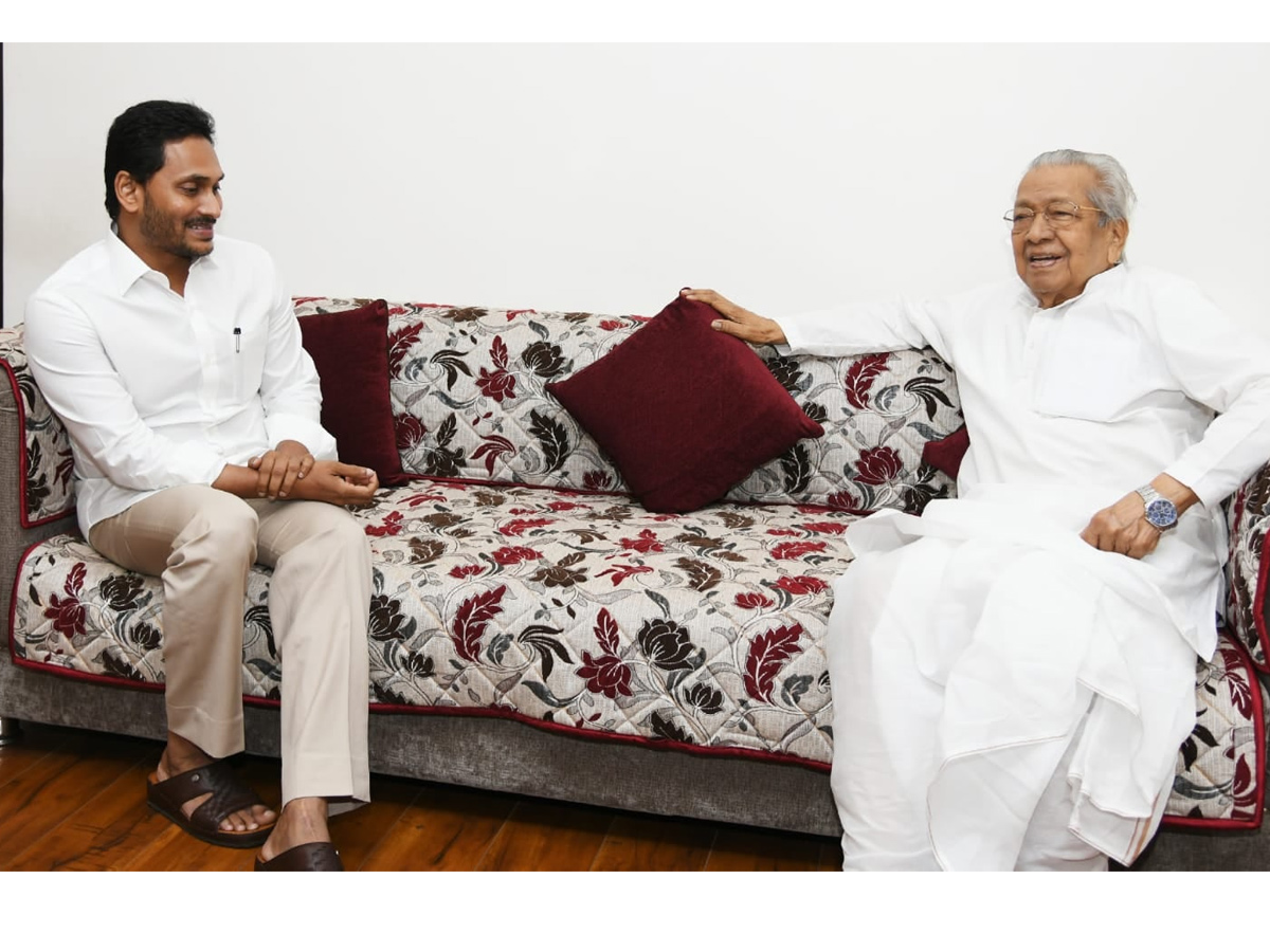 CM YS Jagan Meets Governor Biswabhusan Harichandan At Rajbhavan Photo Gallery - Sakshi6