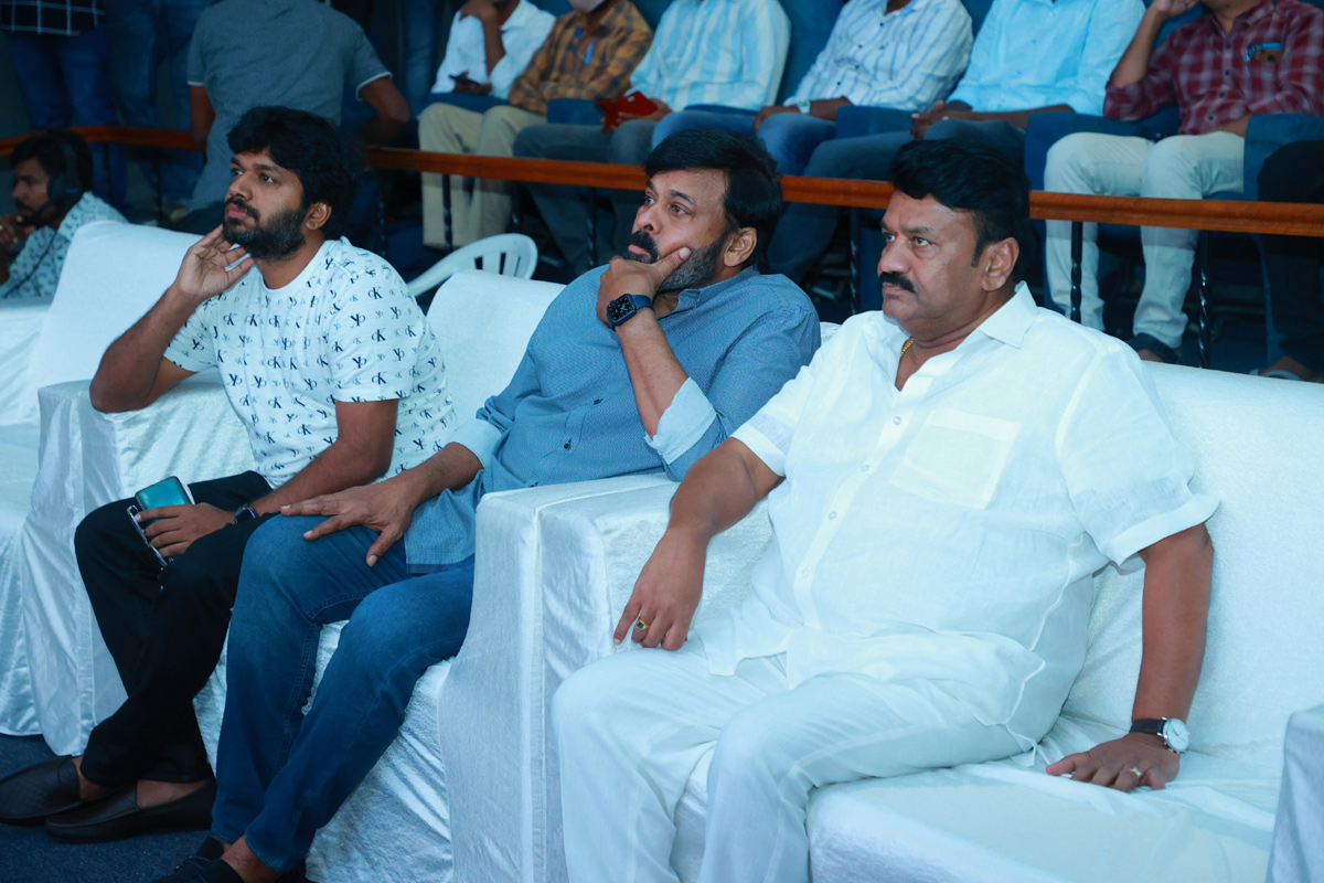 Chiranjeevi Distributes Insurance Cards to Film Journalists - Sakshi7