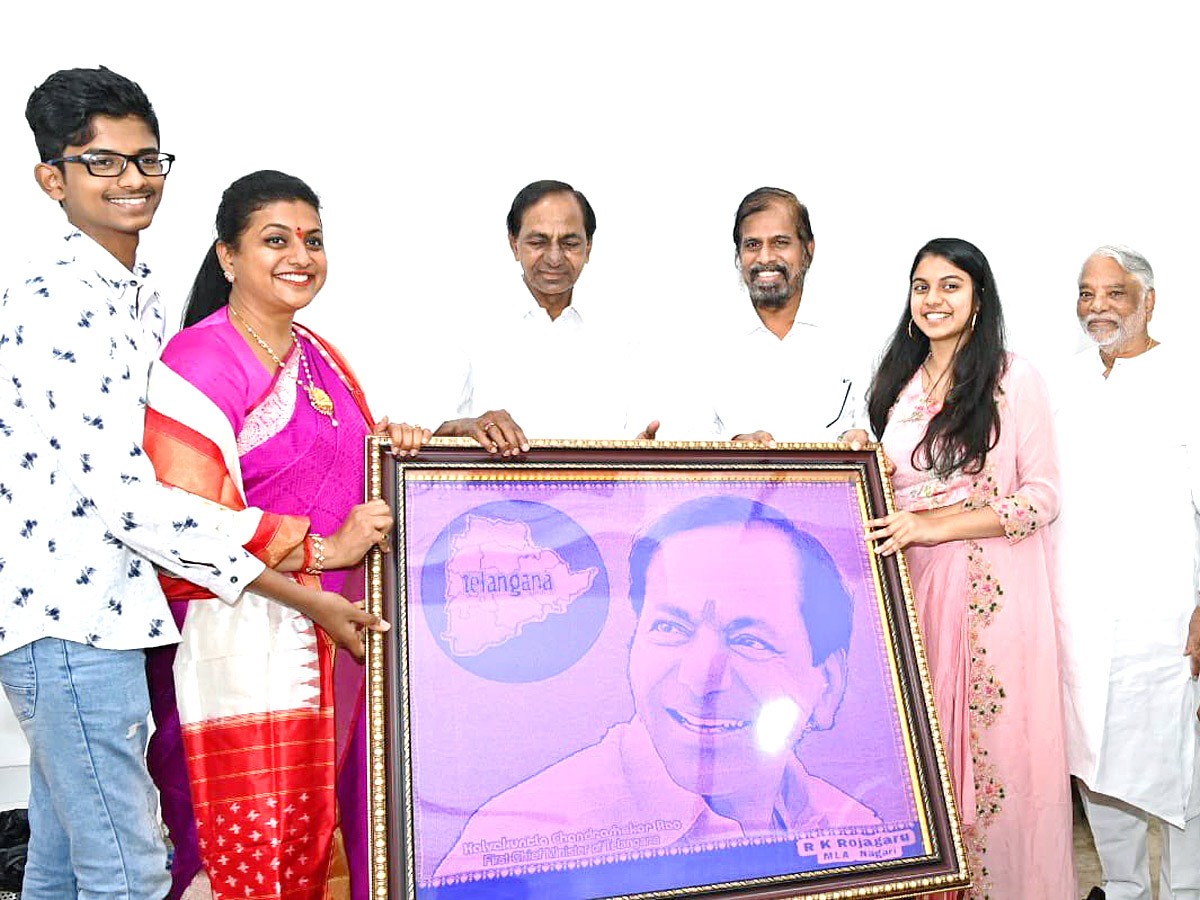 AP Minister RK Roja Family Meet CM KCR Chiranjeevi - Sakshi2