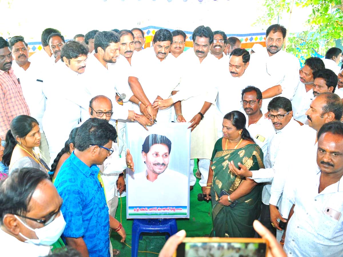 Celebrations Around AP Amid New Districts Formation Photos - Sakshi15