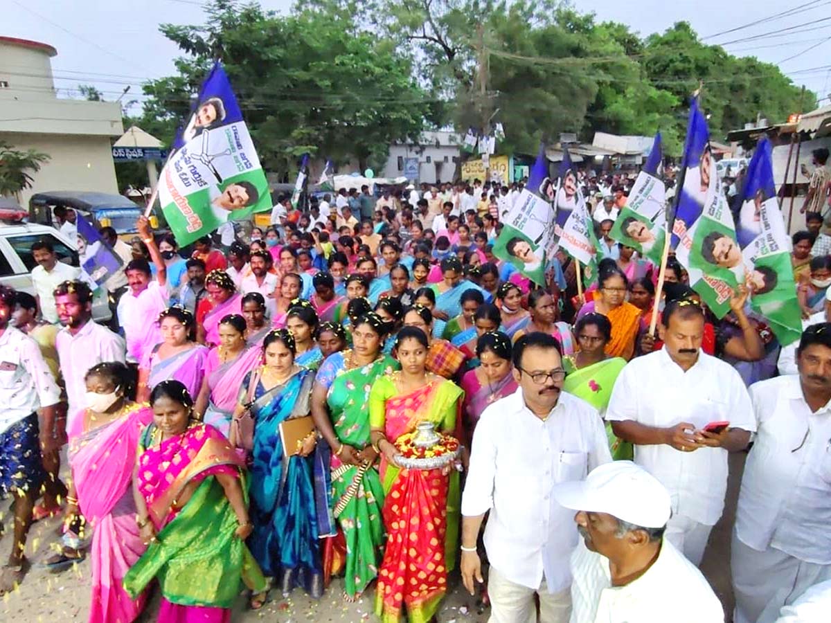 Celebrations Around AP Amid New Districts Formation Photos - Sakshi25