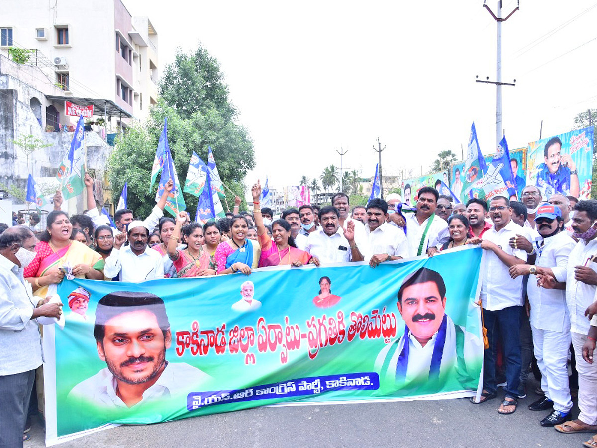 Celebrations Around AP Amid New Districts Formation Photos - Sakshi6