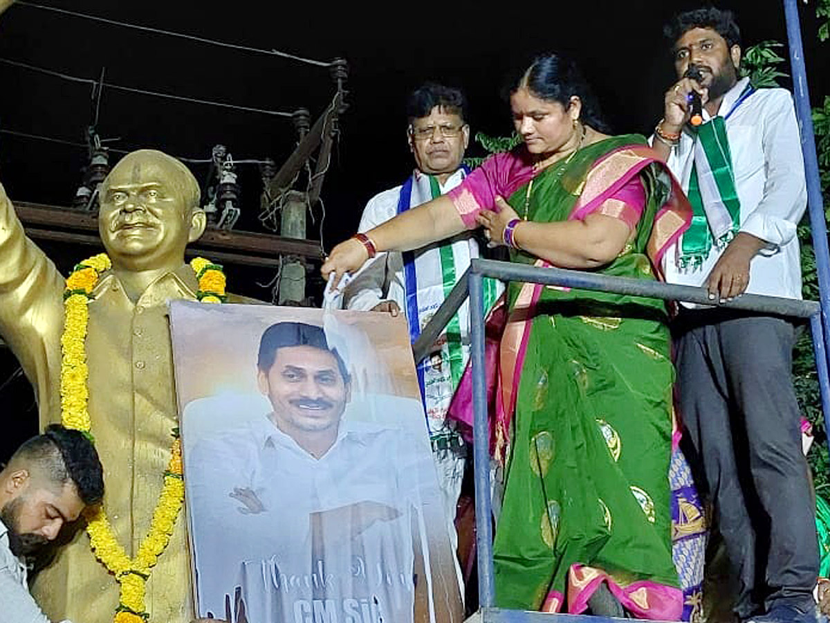 Celebrations Around AP Amid New Districts Formation Photos - Sakshi7