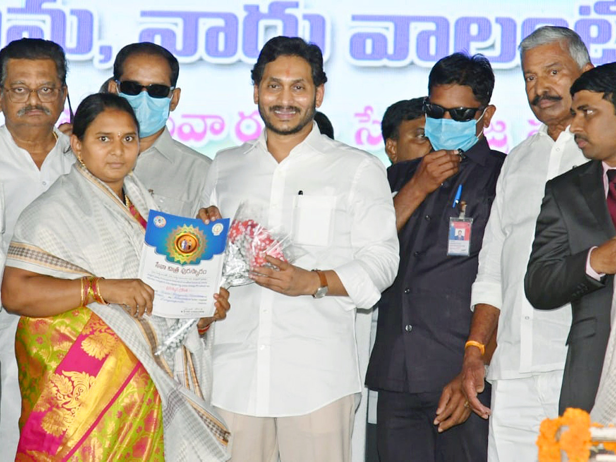 CM YS Jagan Felicitates Grama Volunteers Narasaraopet - Sakshi1