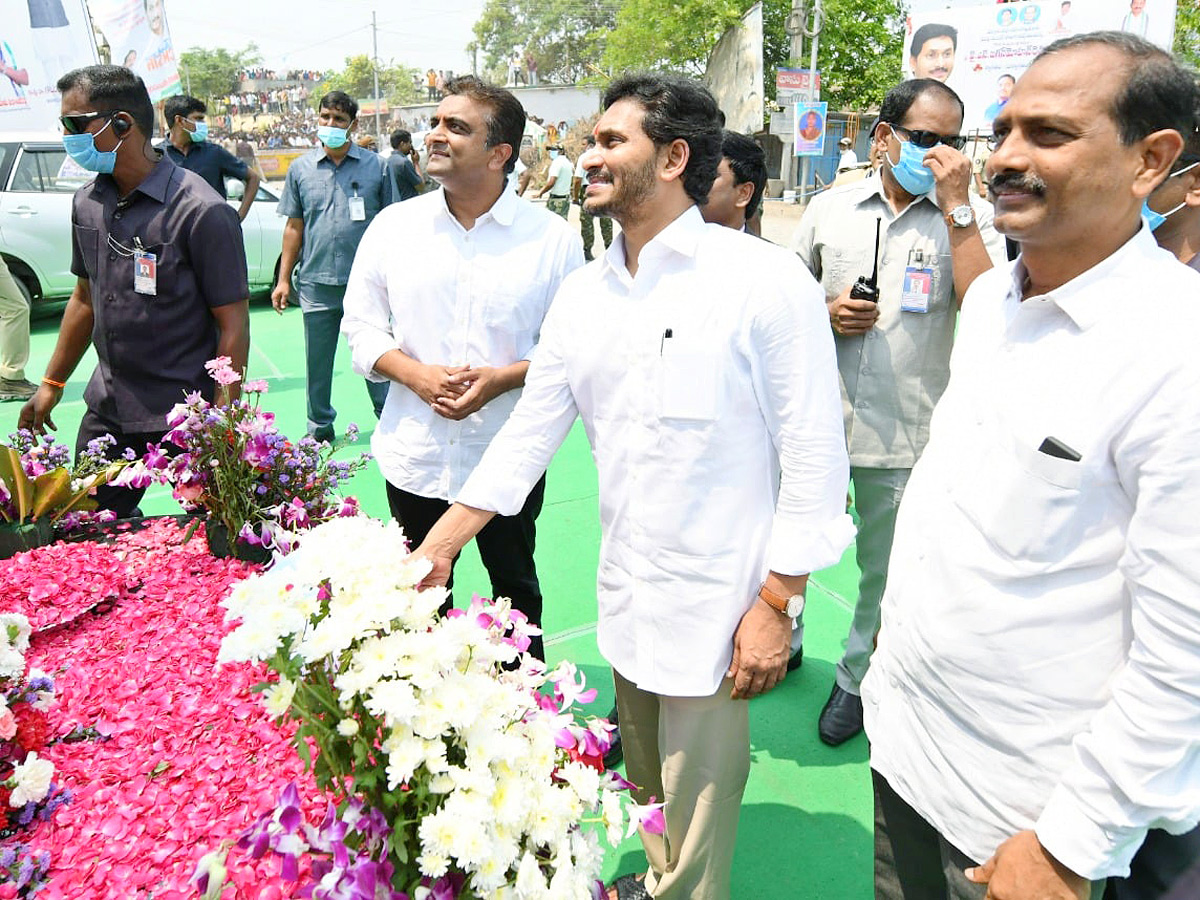 CM YS Jagan Felicitates Grama Volunteers Narasaraopet - Sakshi10