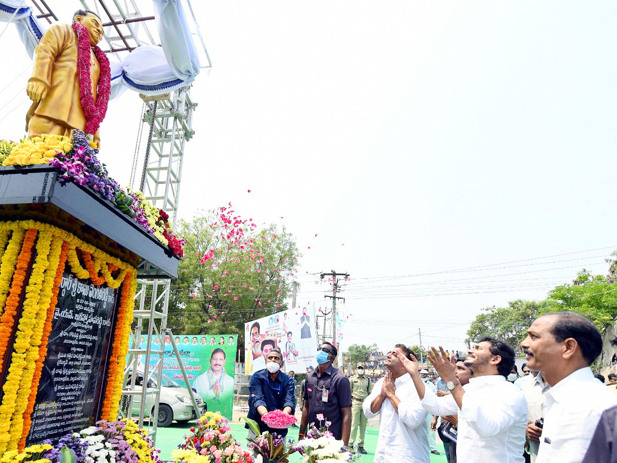 CM YS Jagan Felicitates Grama Volunteers Narasaraopet - Sakshi11