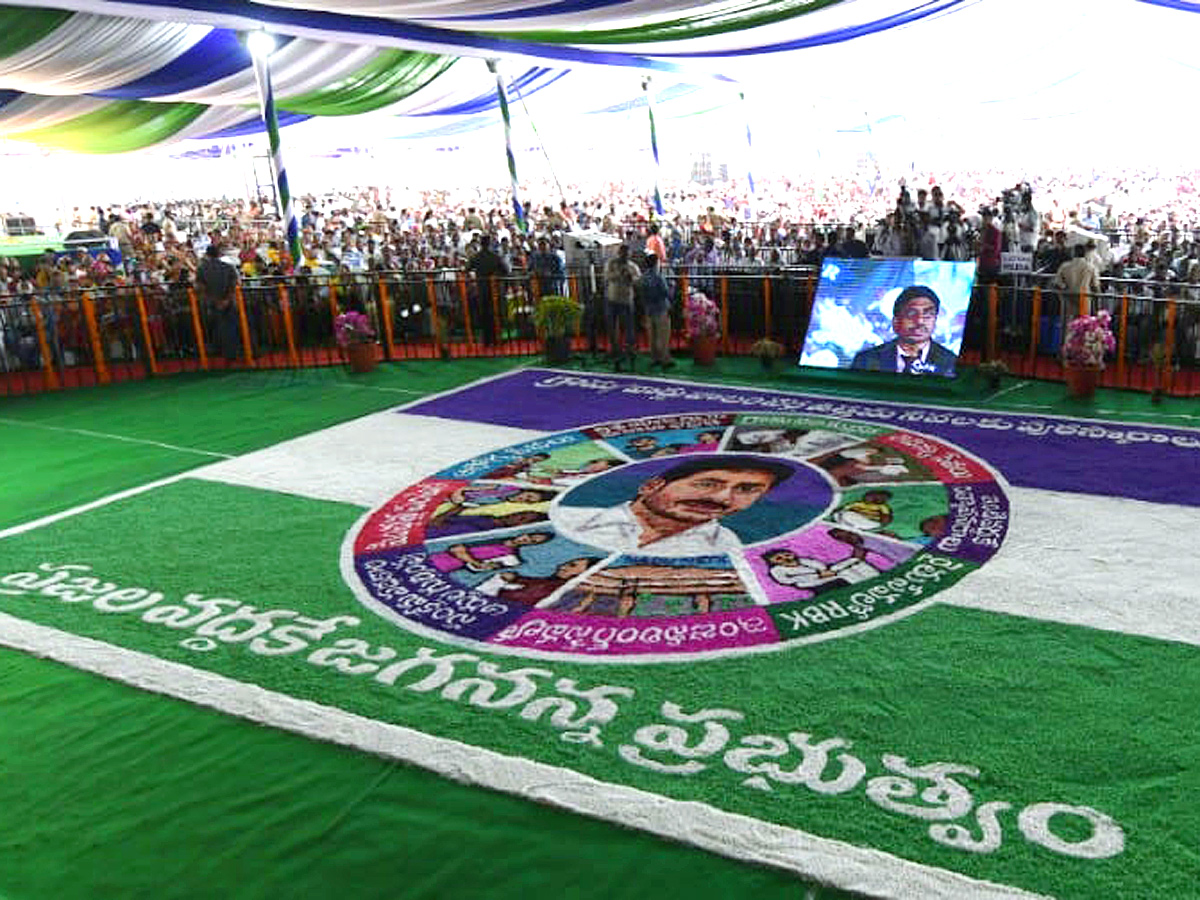 CM YS Jagan Felicitates Grama Volunteers Narasaraopet - Sakshi12