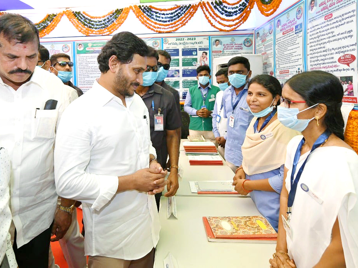 CM YS Jagan Felicitates Grama Volunteers Narasaraopet - Sakshi13