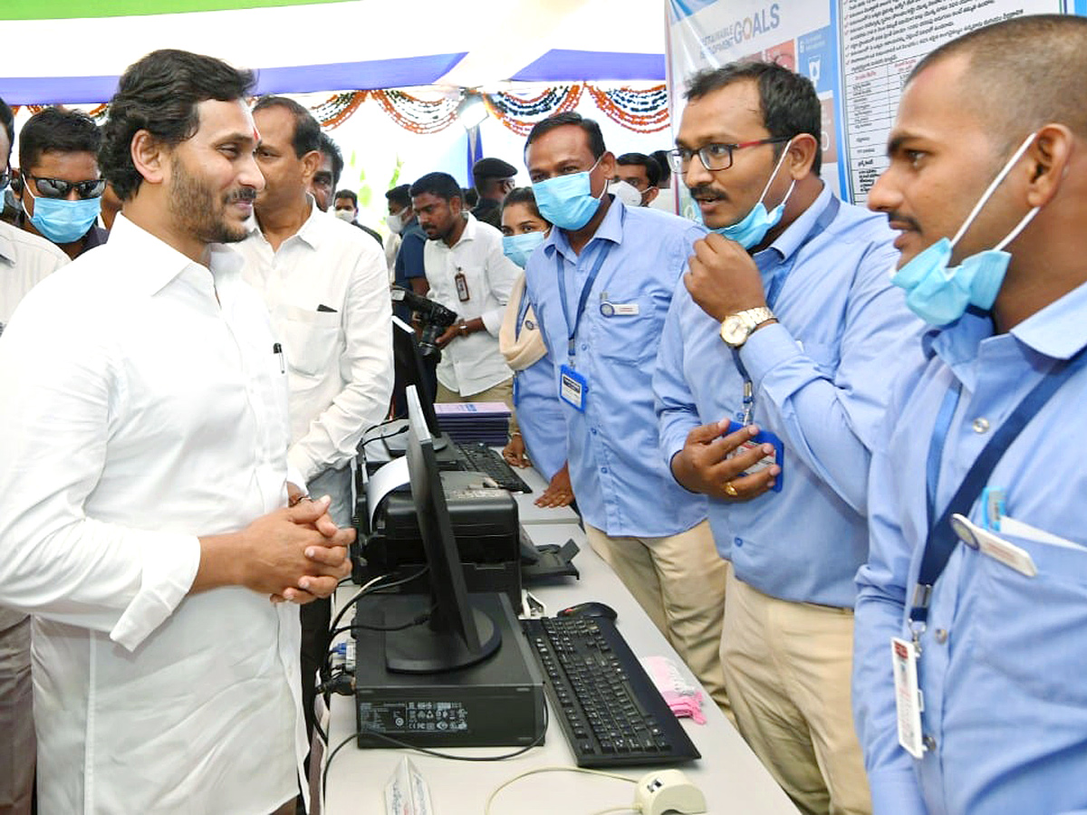 CM YS Jagan Felicitates Grama Volunteers Narasaraopet - Sakshi14