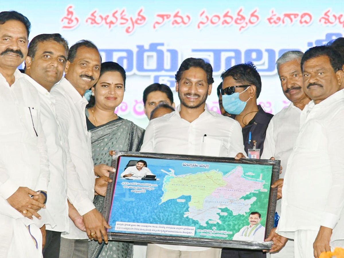 CM YS Jagan Felicitates Grama Volunteers Narasaraopet - Sakshi15