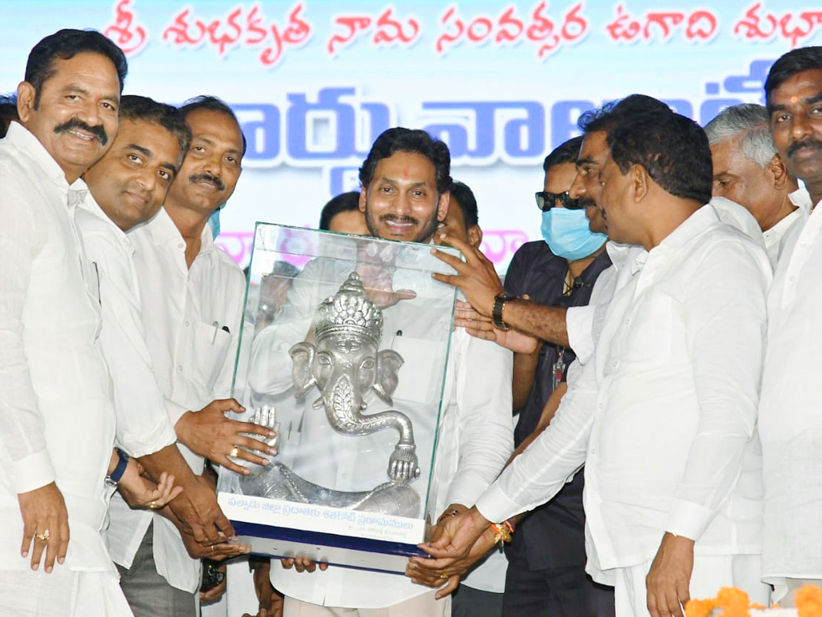 CM YS Jagan Felicitates Grama Volunteers Narasaraopet - Sakshi16