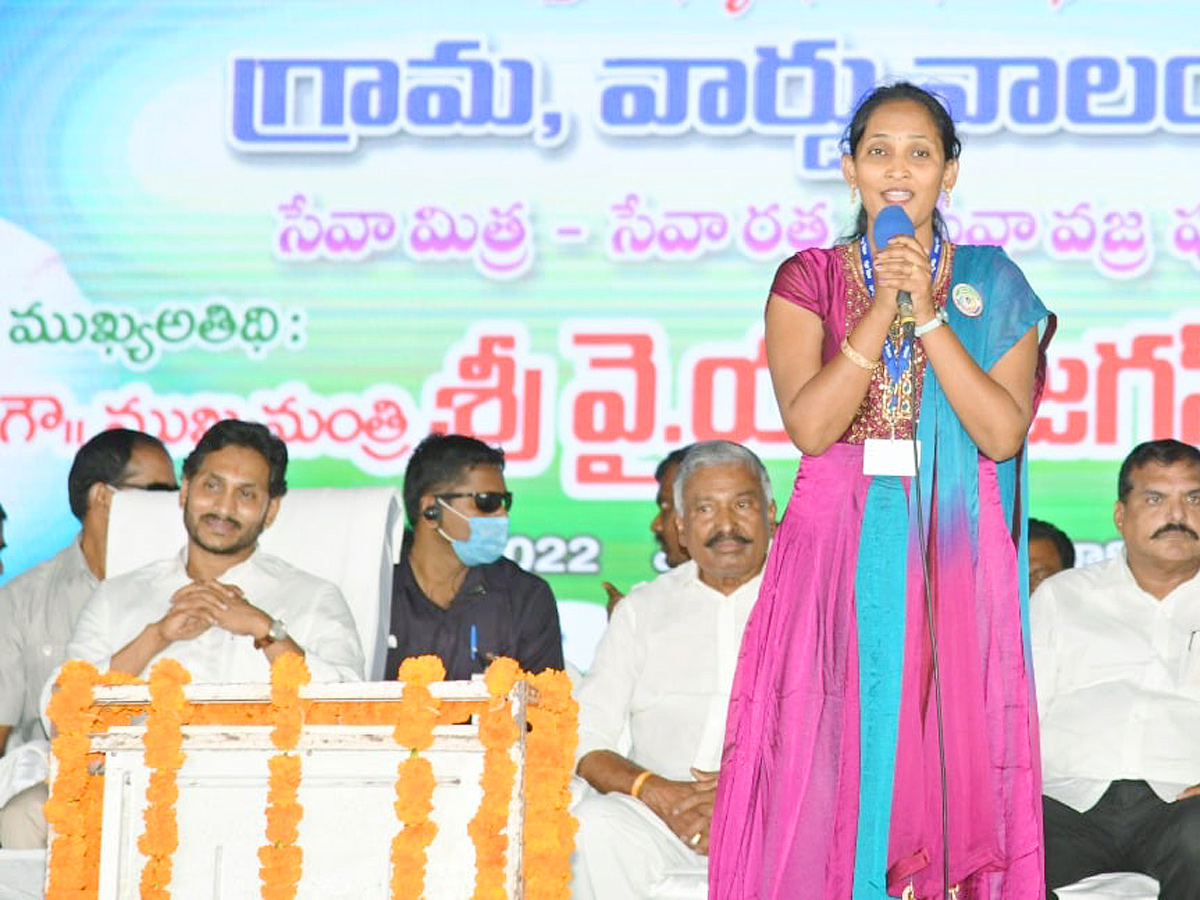 CM YS Jagan Felicitates Grama Volunteers Narasaraopet - Sakshi17