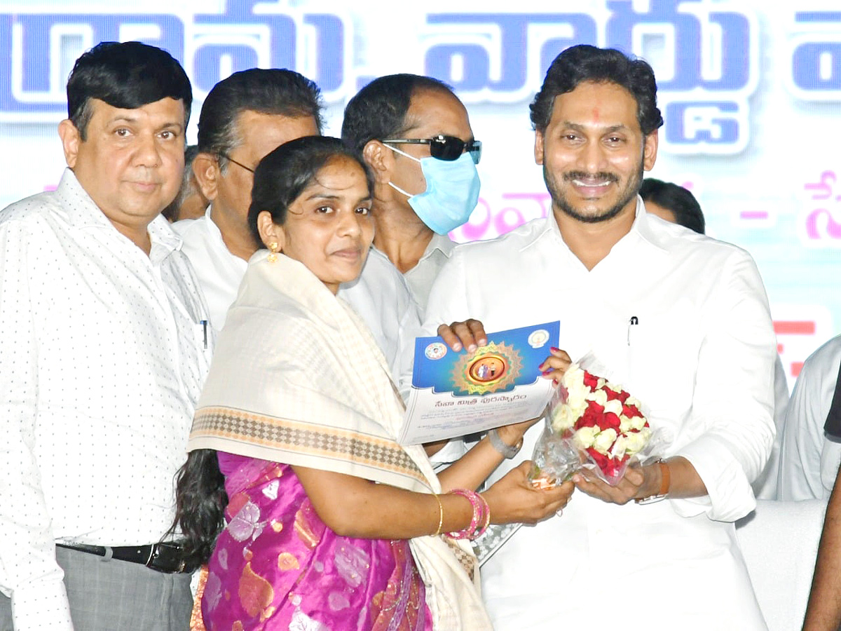 CM YS Jagan Felicitates Grama Volunteers Narasaraopet - Sakshi19