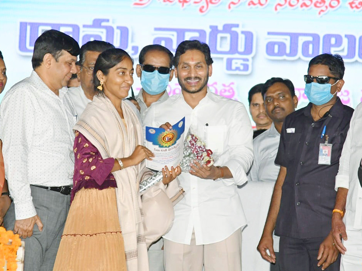 CM YS Jagan Felicitates Grama Volunteers Narasaraopet - Sakshi20