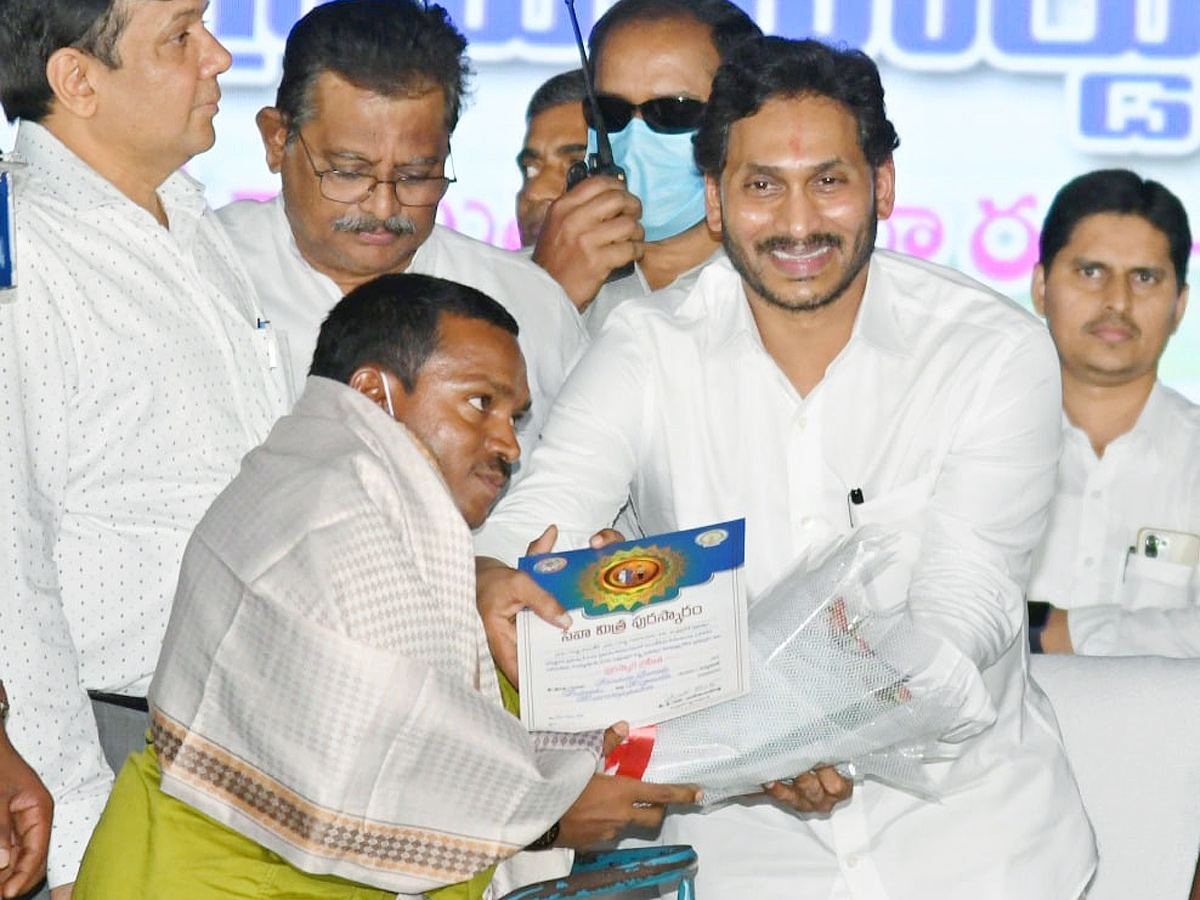 CM YS Jagan Felicitates Grama Volunteers Narasaraopet - Sakshi21