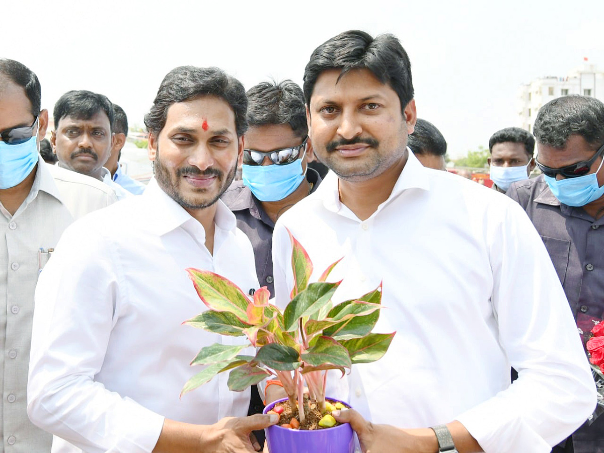 CM YS Jagan Felicitates Grama Volunteers Narasaraopet - Sakshi22