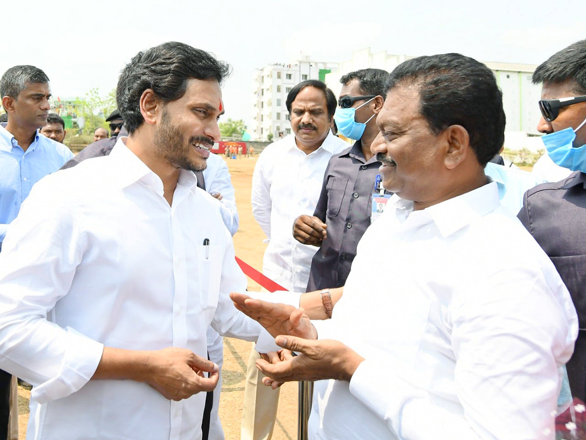 CM YS Jagan Felicitates Grama Volunteers Narasaraopet - Sakshi23