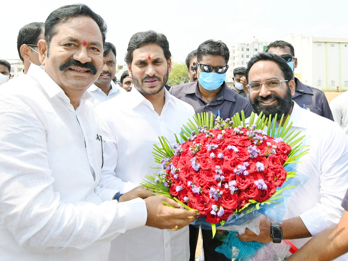 CM YS Jagan Felicitates Grama Volunteers Narasaraopet - Sakshi24