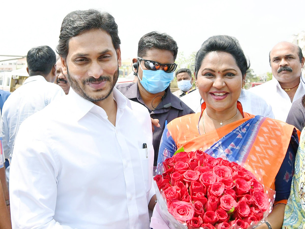 CM YS Jagan Felicitates Grama Volunteers Narasaraopet - Sakshi25