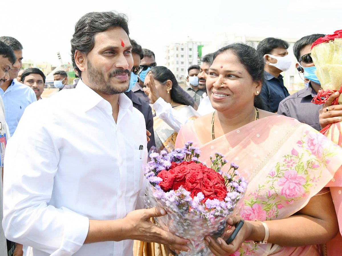 CM YS Jagan Felicitates Grama Volunteers Narasaraopet - Sakshi26