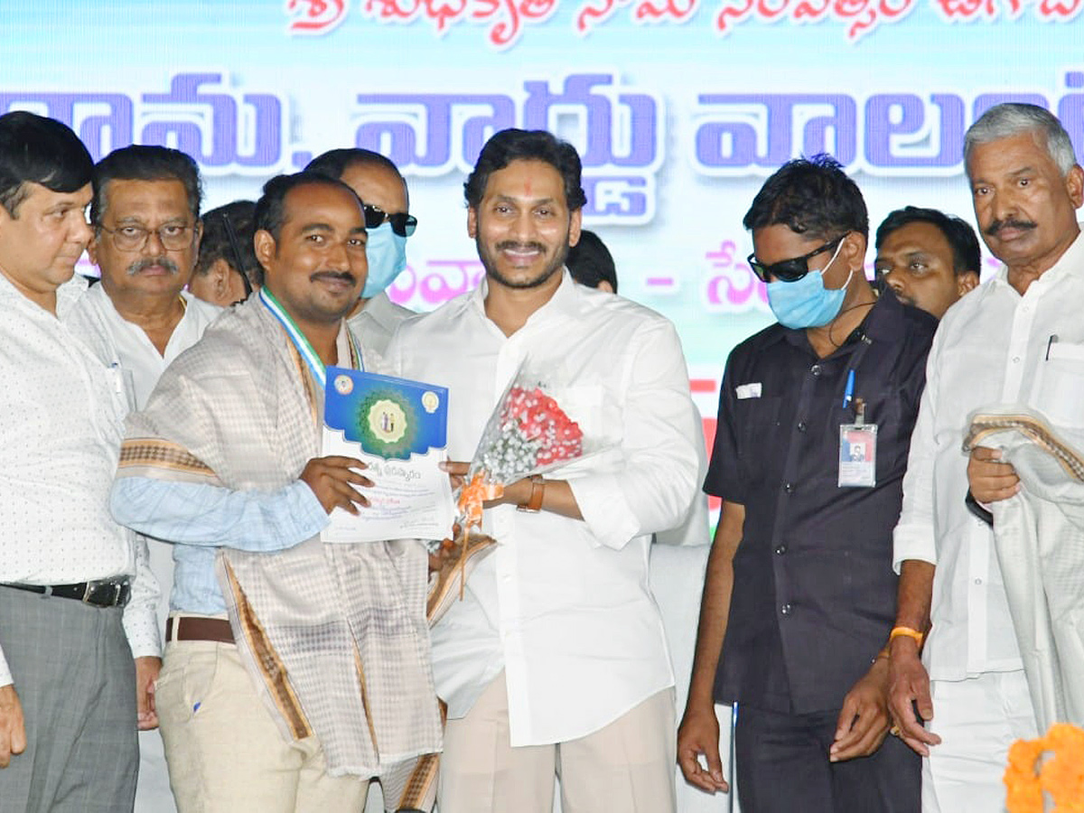 CM YS Jagan Felicitates Grama Volunteers Narasaraopet - Sakshi31